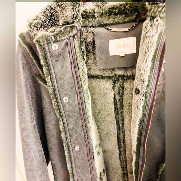 Women’s Faux Fur Coat - Picture 5 of 6